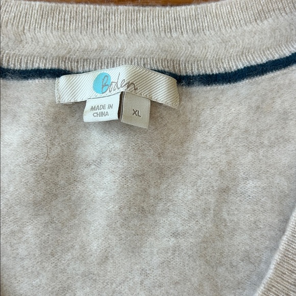 Boden/ Eva cream cashmere v neck Sweater - Picture 5 of 11